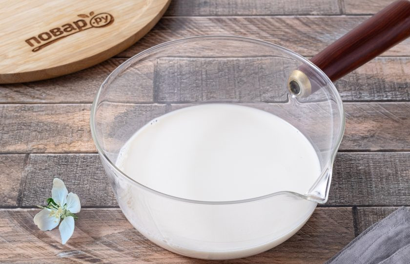 1. Этап. Чай с молоком и медом: Молоко подогрейте отдельно в ковшике, но не доводите до кипения.