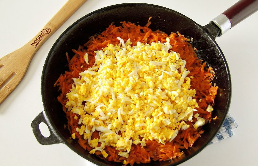 1. Этап. Пирог с морковью и яйцом: Яйца отварите, натрите на терке и добавьте к моркови.