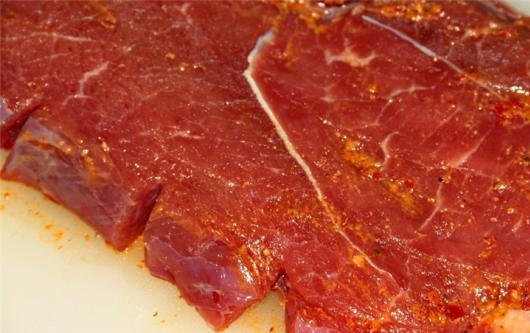 1. Этап. Мясо по-абхазски: 4. Для любителей острого готовое мясо можно сразу отправлять на сковороду. Если же к таковым вы не относитесь, то маринад лучше снять с мяса (при помощи ложки или бумажного полотенца) и уже потом отправлять его на сковороду. Также можно слегка надрезать края стейка, чтобы мясо не теряло свою форму при жарке и выглядело еще более аппетитным.
