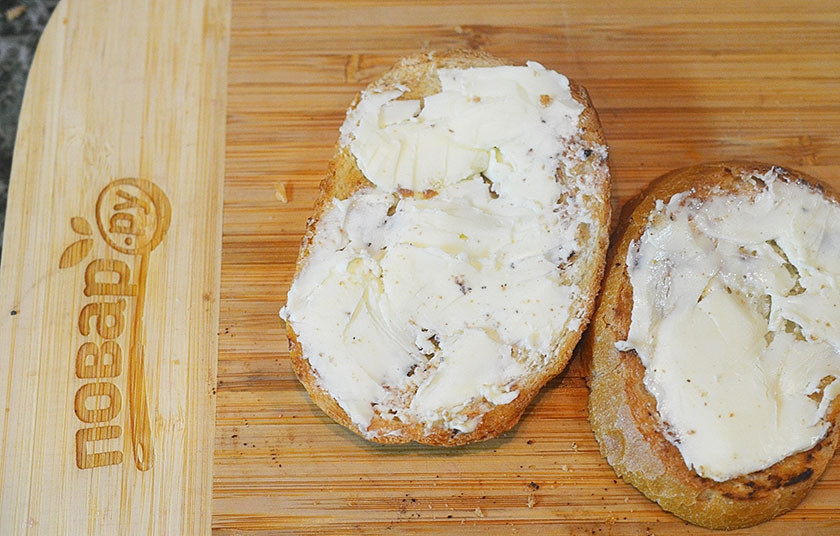 1. Этап. Завтрак в замке Винтерфелл: 4. Немного охладите хлеб и намажьте маслом.