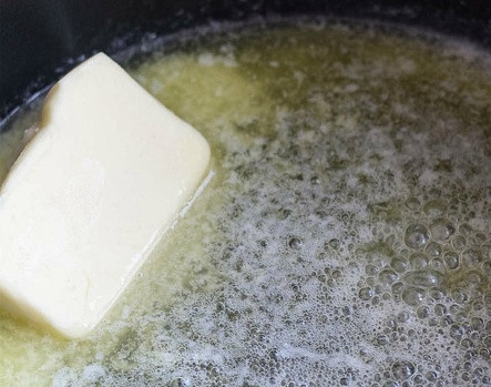 1. Этап. Датский Пирог мечты: 4. Для топпинга растопите в небольшом сотейнике сливочное масло.