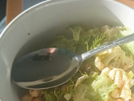 1. Этап. Салат из цветной капусты и нута: Заправляем салат. Добавить оставшуюся соль и перец. Посыпать салатными листьями. Можно подавать. Приятного аппетита