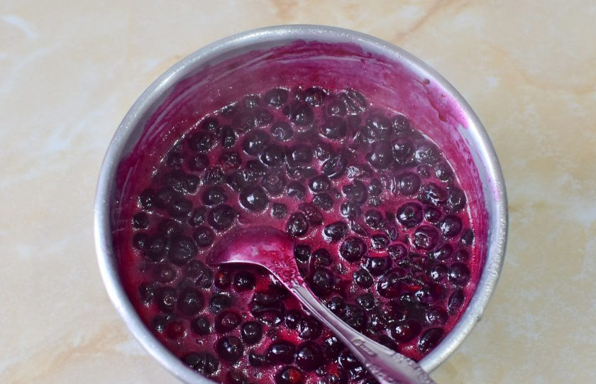 1. Этап. Варенье Пятиминутка из черной смородины: В горячий сироп выложите ягоды смородины и перемешайте. Доведите до кипения и проварите 5 минут. Этого времени будет вполне достаточно.