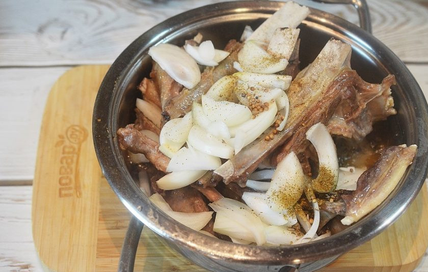 1. Этап. Бараньи ребрышки, томленные под луком: 5. Мясо перемешайте, посолите, поперчите, добавьте половину специй, затем выложите лук и оставшиеся специи. Плотно закройте и томите на небольшом огне 1,5 часа.