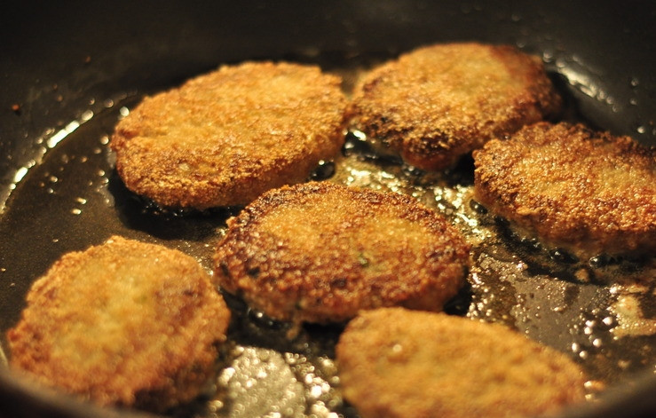 1. Этап. Котлеты из фарша: Сформируйте небольшие котлетки и каждую слегка присыпьте манной крупой (буквально по щепотке). Разогрейте масло в сковороде и обжарьте котлеты с обеих сторон (по 5-7 минут на каждой).