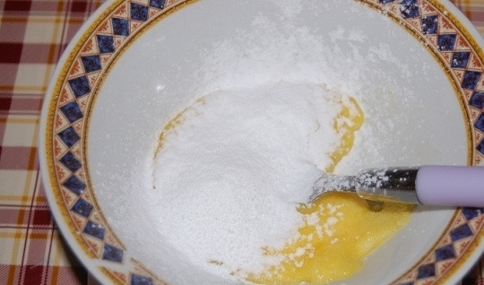 1. Этап. Сладкий пирог на День Святого Валентина: 5. Добавьте просеянный крахмал.