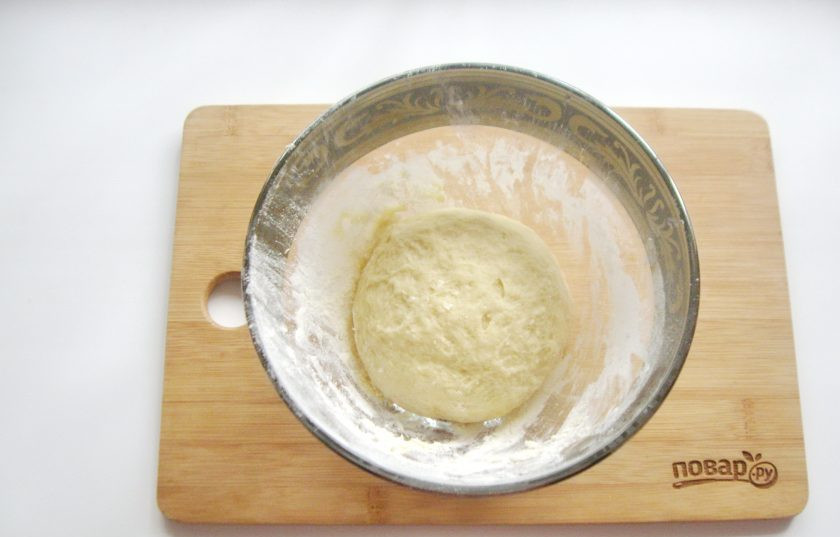 1. Этап. Урама: Замесите достаточно крутое и эластичное тесто.