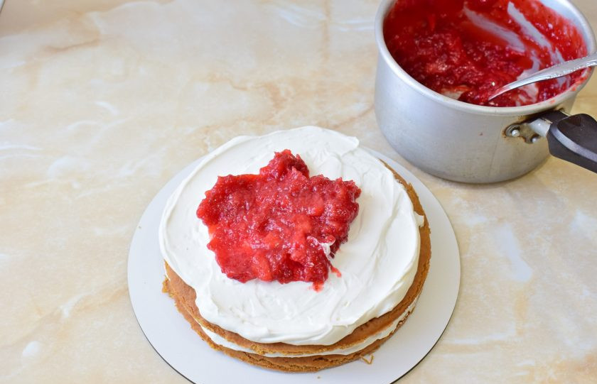 1. Этап. Медовик с клубникой и сметанным кремом: Медовые коржи смазывайте кремом и добавляйте клубничную начинку. Немного крема оставьте для внешней обмазки торта.