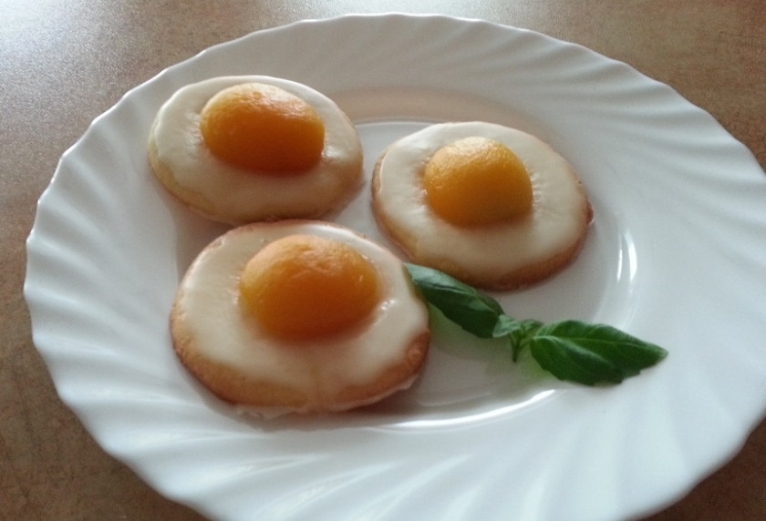 1. Этап. Печенье Пасхальные яйца: 9. Оставьте печенье на фольге до застывания глазури, затем выложите на большое блюдо и подавайте! Приятного аппетита!