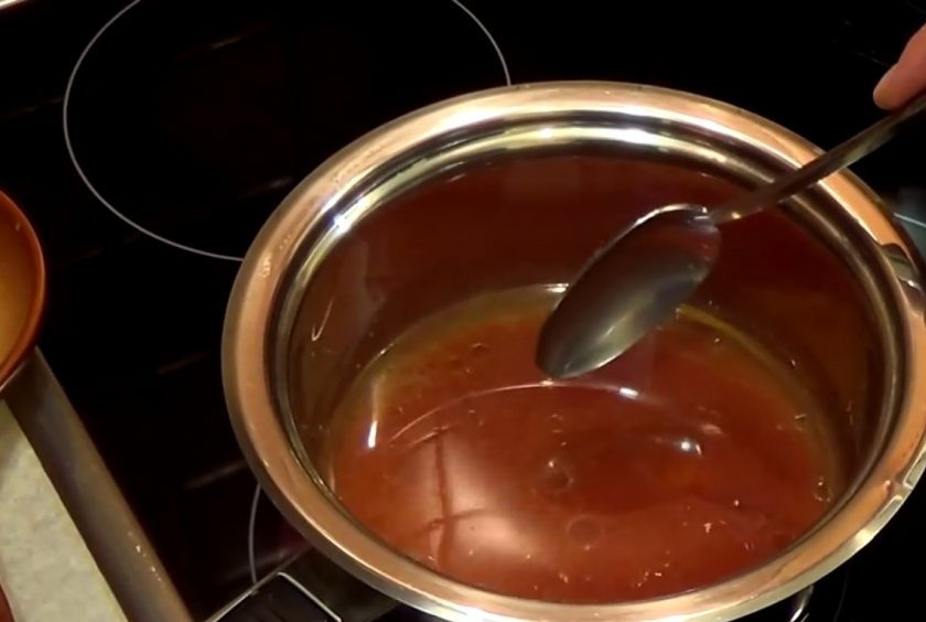 1. Этап. Сельдь в томатном маринаде: 1. Приготовьте маринад: томатный сок смешайте с растительным маслом, сахаром, солью и поставьте на огонь. Постоянно помешивая, доведите смесь до кипения.