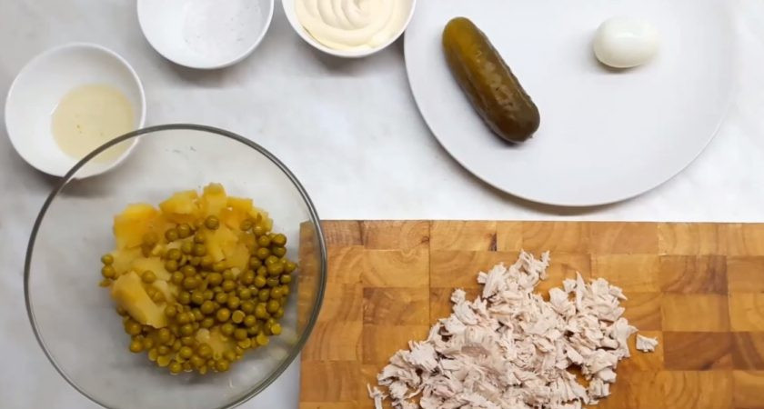 1. Этап. Салат мясной Столичный: 2. Добавьте к картофелю консервированный горошек, слив с него воду. Далее нарежьте отварное мясо птицы. У меня это индюшатина, но можно брать курицу.