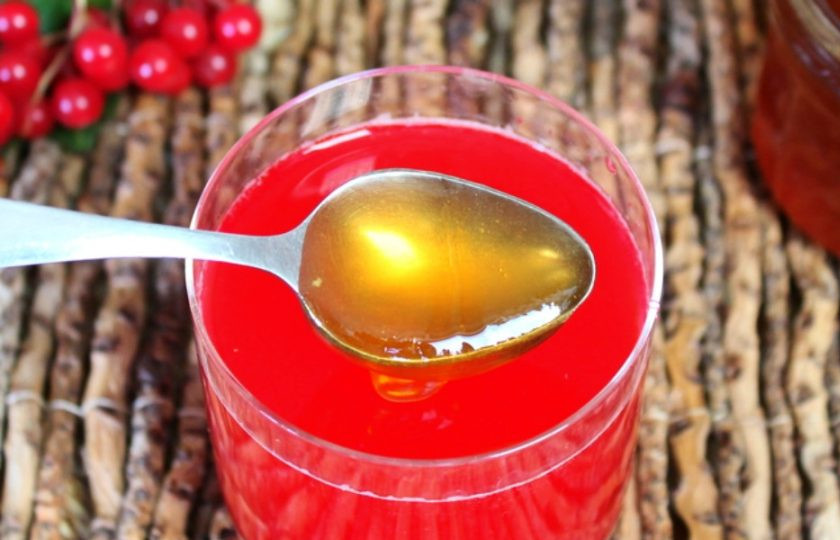 1. Этап. Морс из малины и калины: Морс процеживаем, наливаем в стаканы и добавляем мед.