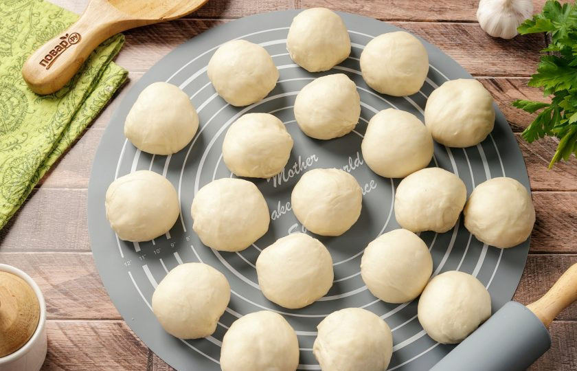 1. Этап. Эчпочмак без дрожжей: Отдохнувшее тесто разделите на кусочки. Каждый кусочек теста — это один эчпочмак. Но предварительно кусочки теста нужно взвесить, один кусочек должен весить около 70 грамм.