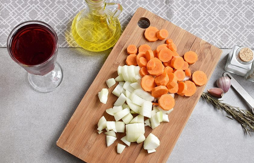 1. Этап. Мясо в вине: Пока мясо румянится, нарежьте лук кубиками, а морковь кружочками толщиной в сантиметр.