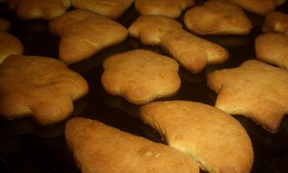 1. Этап. Имбирное печенье со свежим имбирем: 6. Противень застилаем бумагой для выпечки или смазываем маслом. Выкладываем на него печенье, ставим противень в духовой шкаф при температуре 180-200 градусов на 10 минут. Готовое печенье перекладываем в тарелку и остужаем.