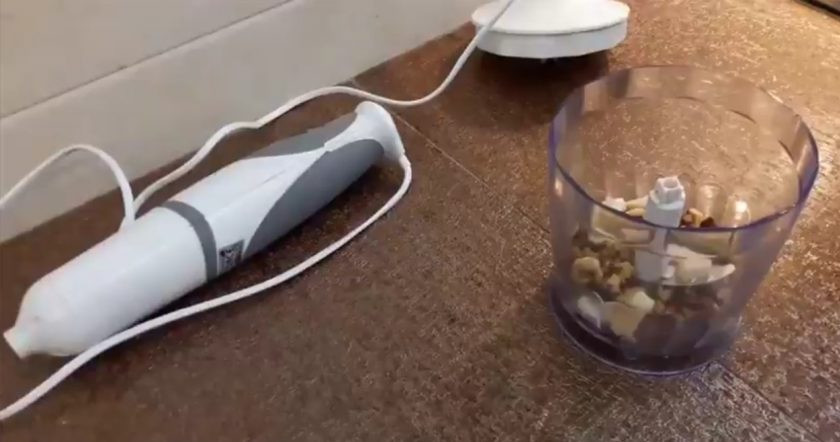 1. Этап. Кабачки с ореховым соусом: 2. Пока кабачки жарятся, приготовьте соус. Грецкие орехи и чеснок перебейте в блендере до однородного состояния.