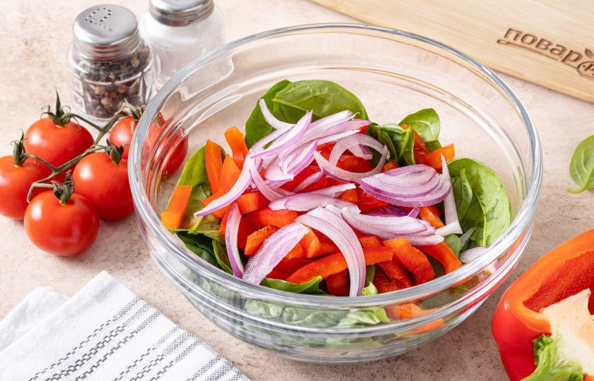 1. Этап. Салат со шпинатом и перцем: Красный лук тонко нарежьте перьями.