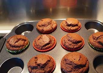 1. Этап. Шоколадные маффины с какао: Выпекайте в предварительно разогретой духовке при температуре 180 градусов в течение 20-25 минут.