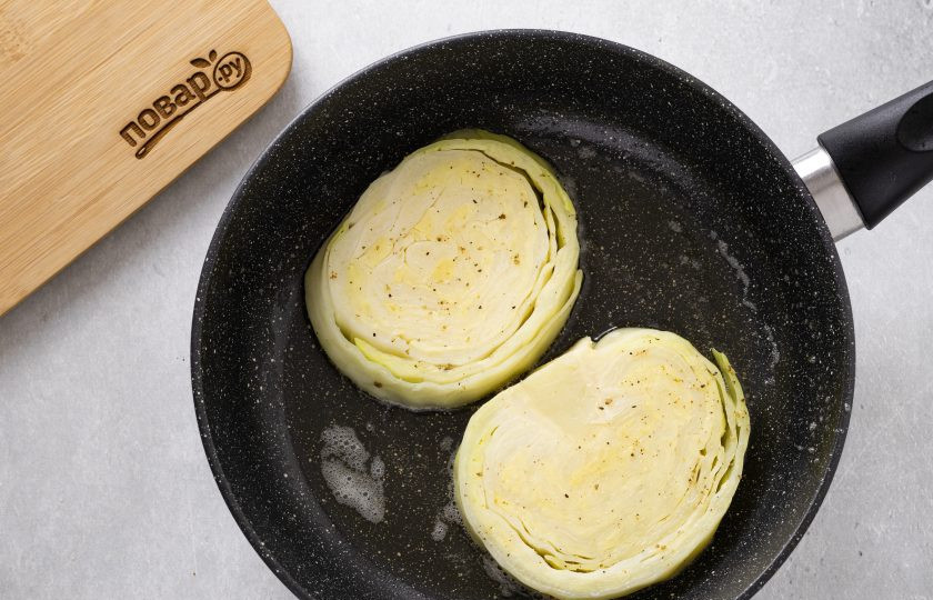 1. Этап. Стейки из капусты на сковороде: Растопите сливочное масло в сковороде вместе с растительным на среднем огне. Обжарьте капустные стейки с двух сторон до красивого румяного цвета.