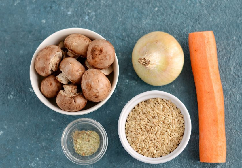 1. Этап. Бурый рис с грибами: Подготовьте все ингредиенты.