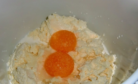 1. Этап. Запеканка, как в садике: 2. Добавьте к нему ложку сахара и отделенные от белков желтки. Влейте растопленное сливочное масло. Перемешайте, всыпьте манную крупу.