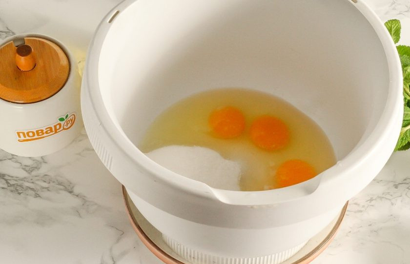 1. Этап. Шарлотка с творогом и вишней: Вбейте куриные яйца в чашу кухонного комбайна или миксера, всыпьте соль и сахарный песок. По желанию можете всыпать щепотку ванильного сахара или ванилина. Взбейте все на самой высокой скорости техники примерно 3-4 минуты.