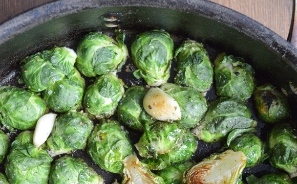 1. Этап. Брюссельская капуста с кедровыми орехами: 2. Смешайте капусту, чеснок, соль и перец, обжарьте в оливковом масле на сковороде в течение 15 минут.