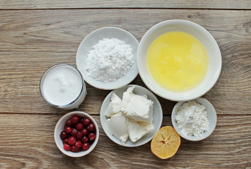 1. Этап. Меренговый рулет с клюквой: Подготовьте все необходимые ингредиенты.