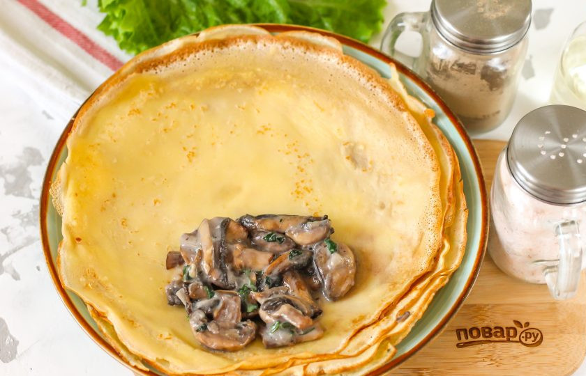 1. Этап. Блины с грибами и сливочным соусом: На край блина выложите грибную начинку, сверните его конвертиком. Начините остальные блинчики.