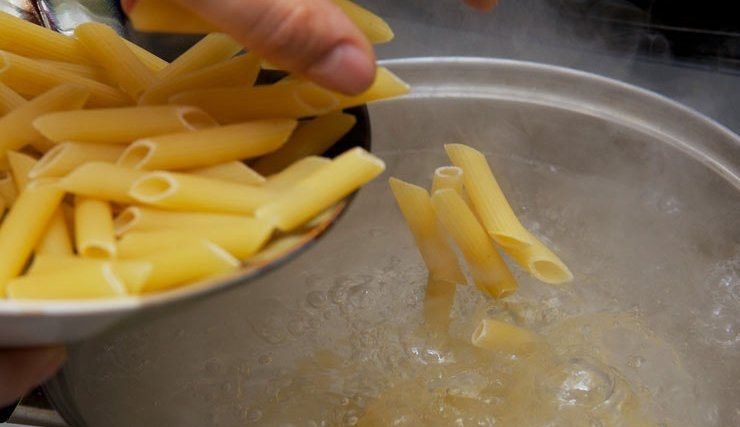 1. Этап. Макароны по-флотски оригинальные: В кастрюле вскипятите воду. Добавьте в нее соль и бросьте макароны. Хорошо подойдут для этого рецепта 