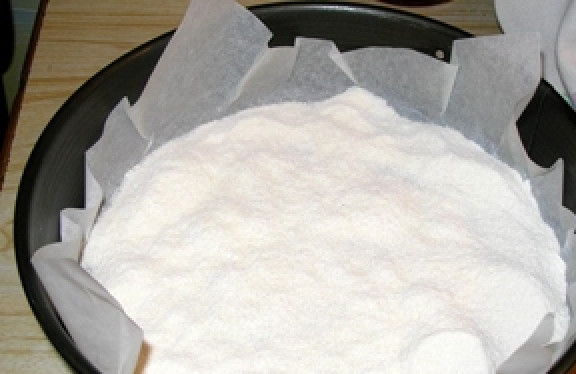 1. Этап. Шарлотка с тертыми яблоками: Форму выстилаем бумагой и насыпаем треть сухой смеси.