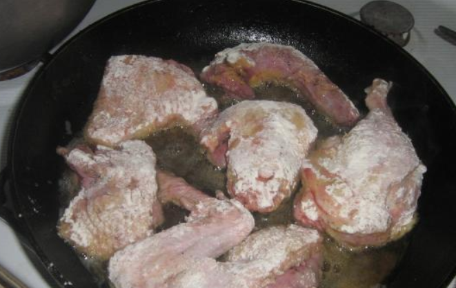 1. Этап. Утка кусочками в мультиварке: Разогрейте в сковороде растительное масло. Обваляйте кусочки утки в муке и выложите на сковороду.