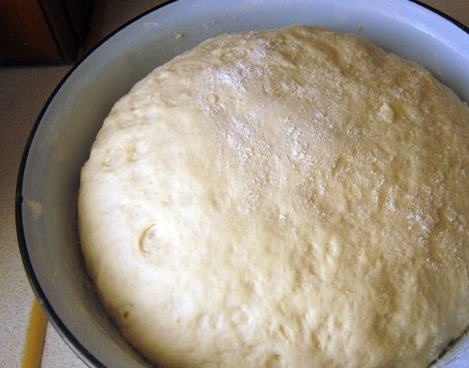 1. Этап. Простое тесто для пиццы: 4. Через 30 минут тесто увеличится в два раза. Это значит, что можно приступать к подготовке коржа для пиццы. Раскатайте его и поместите в форму для выпекания.