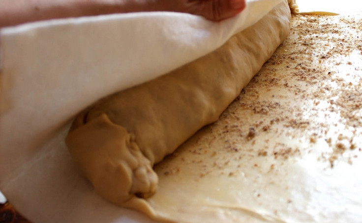 1. Этап. Тесто на штрудель: 4. Затем надо свернуть тугой рулет, смазать его маслом.