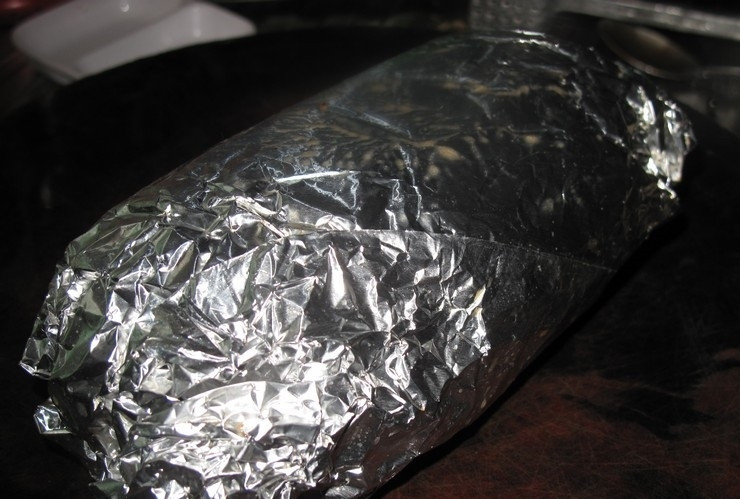 1. Этап. Курица со свининой в духовке: 4. Заворачиваем мясо в фольгу и оставляем на один час. Если нет времени, сразу выпекаем его в разогретом до 200 градусов духовом шкафу 1 час. Если мяса больше, запекаем его дольше.