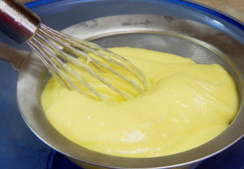1. Этап. Пирожные Эклер: 5. Установите сито над глубокой миской и влейте крем, процедите его.