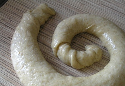 1. Этап. Энсаймада или Булочки-улитки: Сверните рулетом, затем улиткой, также оставляя место для увеличения теста.