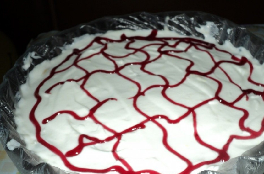 1. Этап. Торт из фруктов без выпечки: 4. Отправим в холодильник, пока верхний слой не схватится. Лучше всего - на ночь. Украшаем по вкусу и подаем!