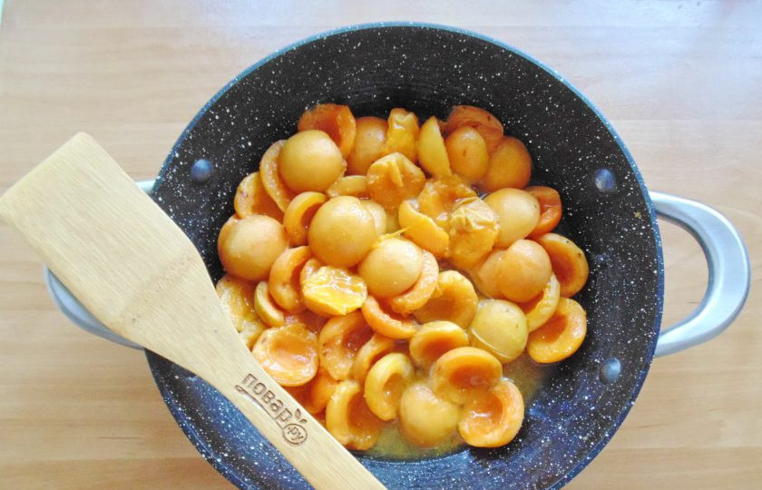 1. Этап. Жареное варенье из абрикосов на сковороде: В течение 10-12 минут, постоянно аккуратно перемешивая, жарьте абрикосы, пока они не выделят сок.