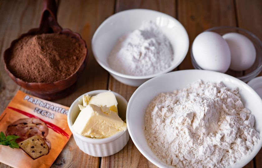 1. Этап. Шоколадное треснутое печенье: Все ингредиенты соберите по списку и выложите на стол. Масло предварительно выложите из холодильника за час, чтобы оно стало предельно мягким к началу приготовления.