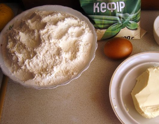 1. Этап. Бездрожжевое тесто для сладкого пирога: 1. Это тесто отлично подойдет не только для пирогов, но и для пиццы или жареных пирожков. Готовится оно на основе кефира, яиц и муки.