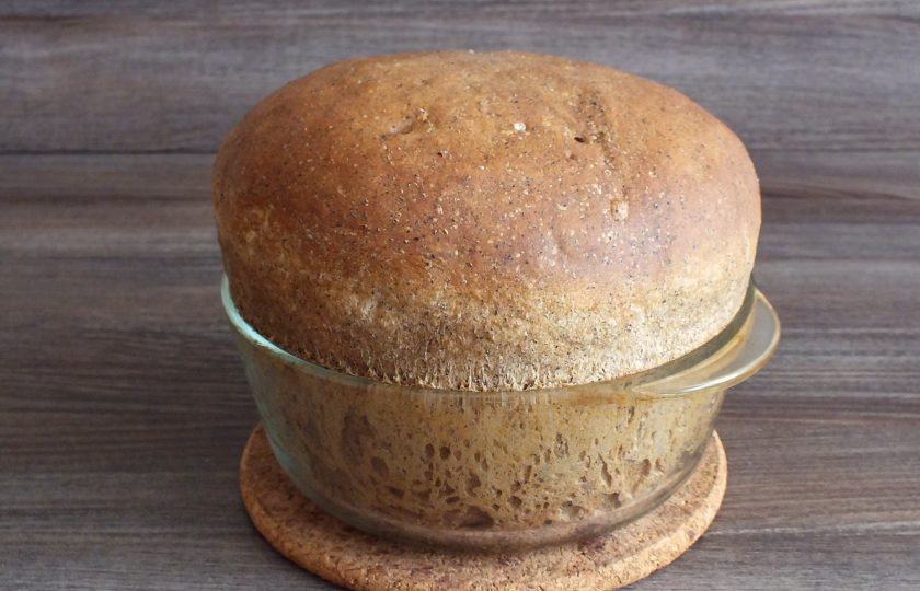 1. Этап. Пшеничный хлеб с солодом: По истечении времени проверьте готовность хлеба. Он должен быть пышным, с румяной корочкой и донышком.