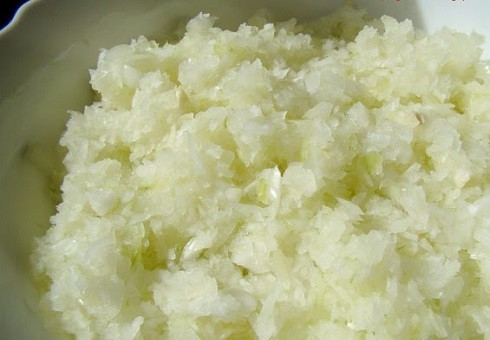 1. Этап. Салат на зиму из свеклы: И мелко-мелко крошим. Можно измельчить блендером, но не совсем в кашу.