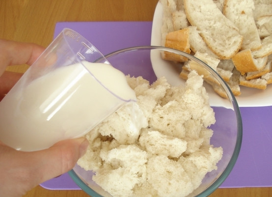 1. Этап. Котлеты из куриной грудки в духовке: Батон разламываем на кусочки, заливаем его молочком примерно на полчасика. А пока что приступим к приготовлению фарша из грудки.