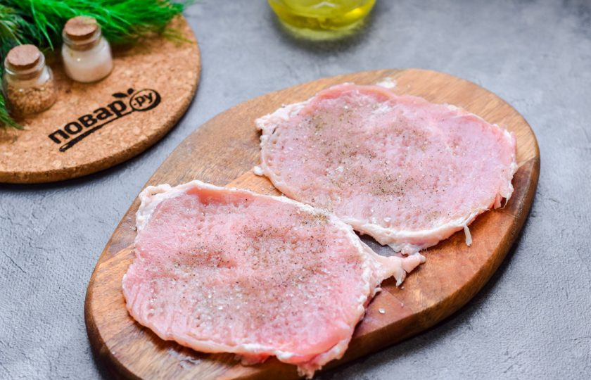 1. Этап. Мясо по-французски с горчичным соусом: Свинину нарежьте пластинами, прикройте пищевой пленкой, после отбейте при помощи кухонного молотка. Мясо посолите и поперчите по вкусу.