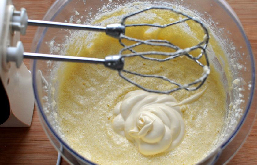 1. Этап. Великолепный шоколадный пирог: Добавьте в смесь майонез и еще раз взбейте.