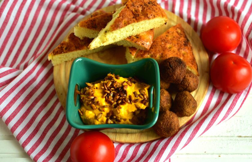 1. Этап. Тыквенный хумус с пряными семечками: Переложите хумус в миску, посыпьте порцией пряных семечек, чуть сбрызните оливковым маслом и подавайте сразу же, вместе с питой или лепешками, фалафелем и свежими овощами.