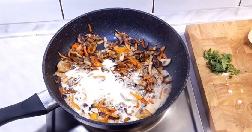 1. Этап. Жюльен в рыбе: 3. Приготовьте заливку: в воду, в которой вы замачивали грибы, добавьте сметану и горчицу, перемешайте и залейте этой смесью овощи. Добавьте зелень, специи, посолите и добавьте твердый сыр. Немного подержите на огне, помешивая.