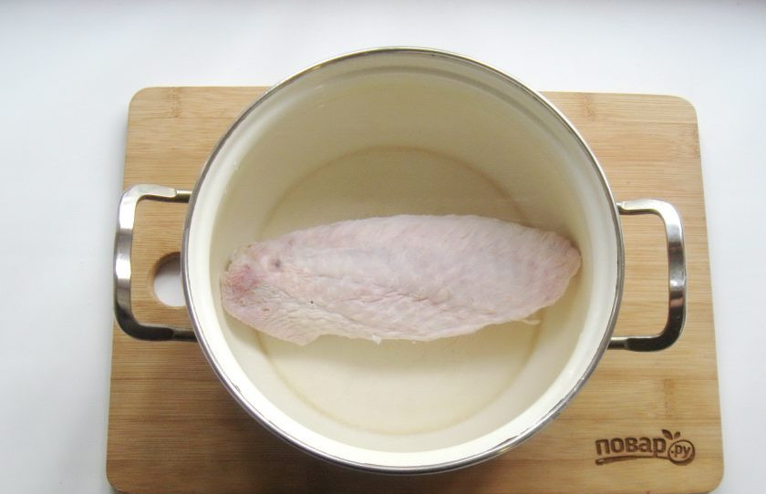 1. Этап. Борщ из индейки: Сварите бульон из индейки. Для это мясо помойте и выложите в кастрюлю. Залейте водой. Доведите до кипения, снимите пену, огонь уменьшите до минимума.