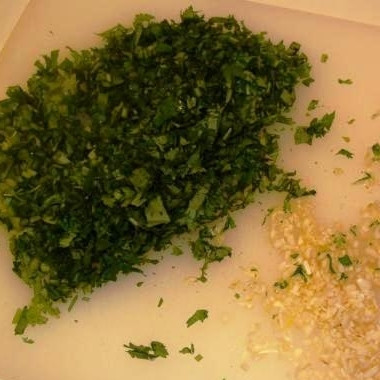 1. Этап. Курица в кинзе: Зубчики чеснока чистим и тоже мелко рубим.